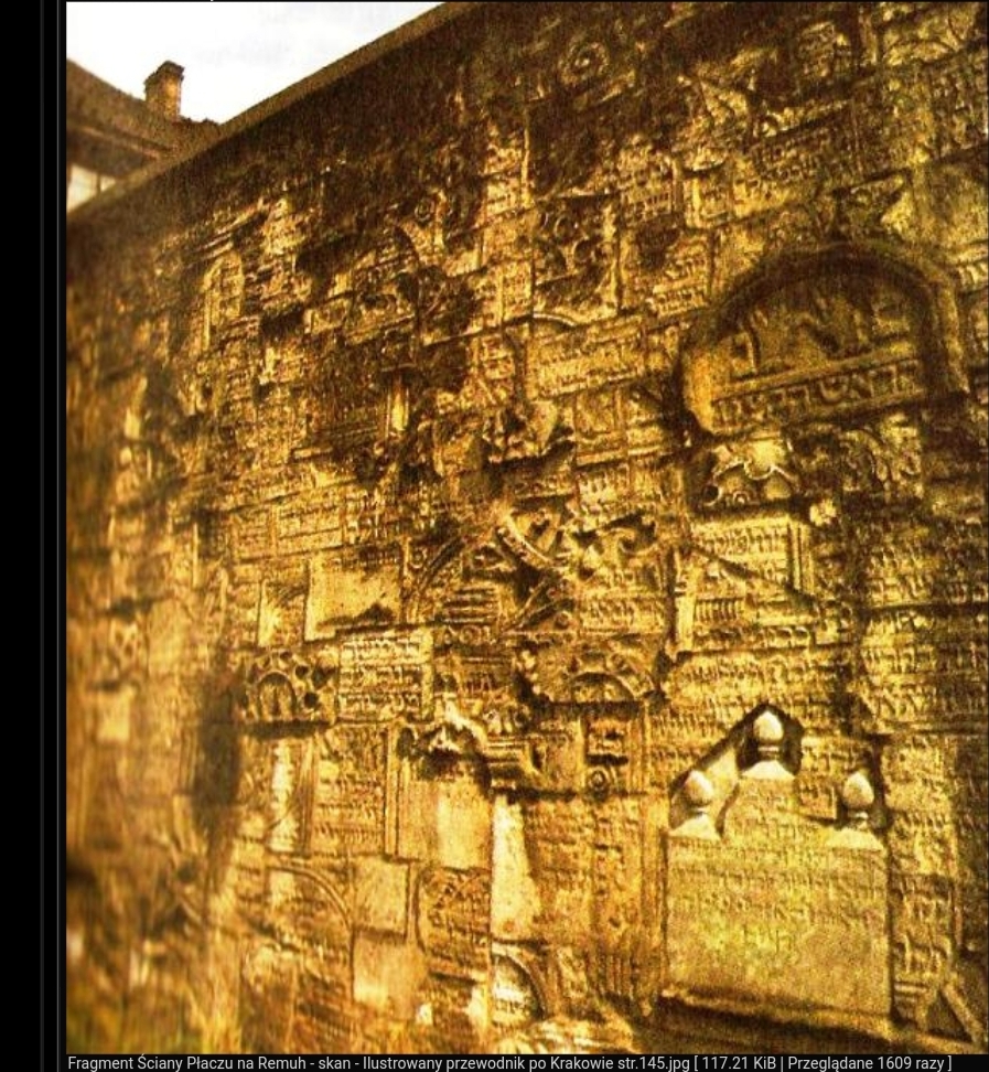 קיר המצבות לפני שיפוץ בבית הקברות ליד בת הכנסת הרמ"א