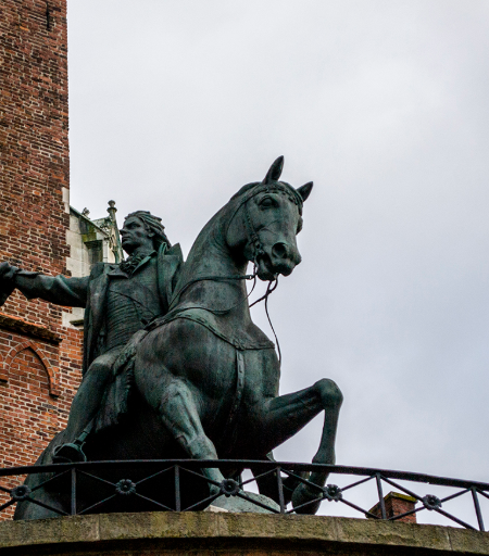 פסלו של הגיבור הלאומי הפולני בגבעת הוואול 