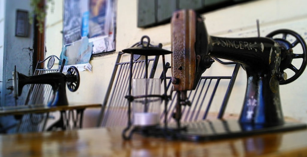 בית הקפה בקזי'מז' כל שולחן עם מכונת הטפירה של סינגר