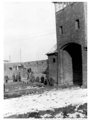בניית שער המפורסם בבירקנאו